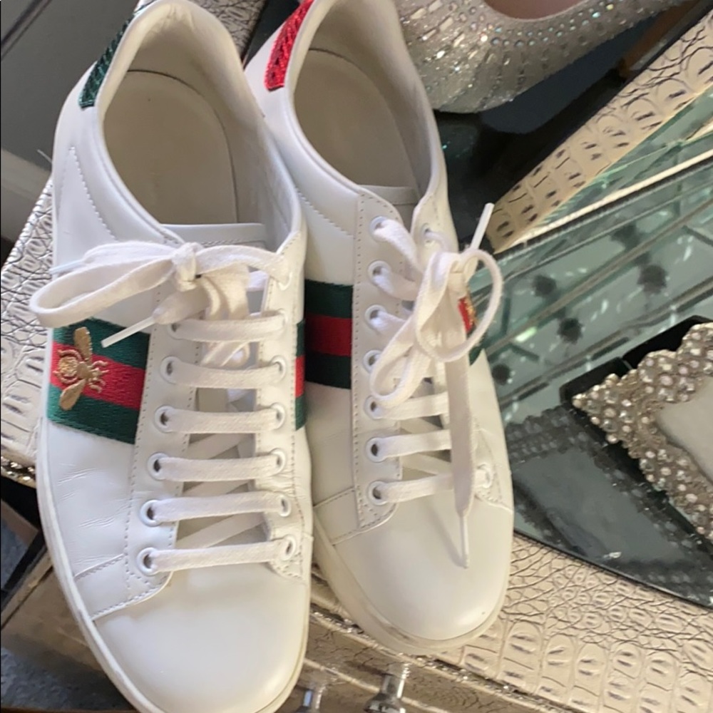 Shoes Gucci comes with box and a bag